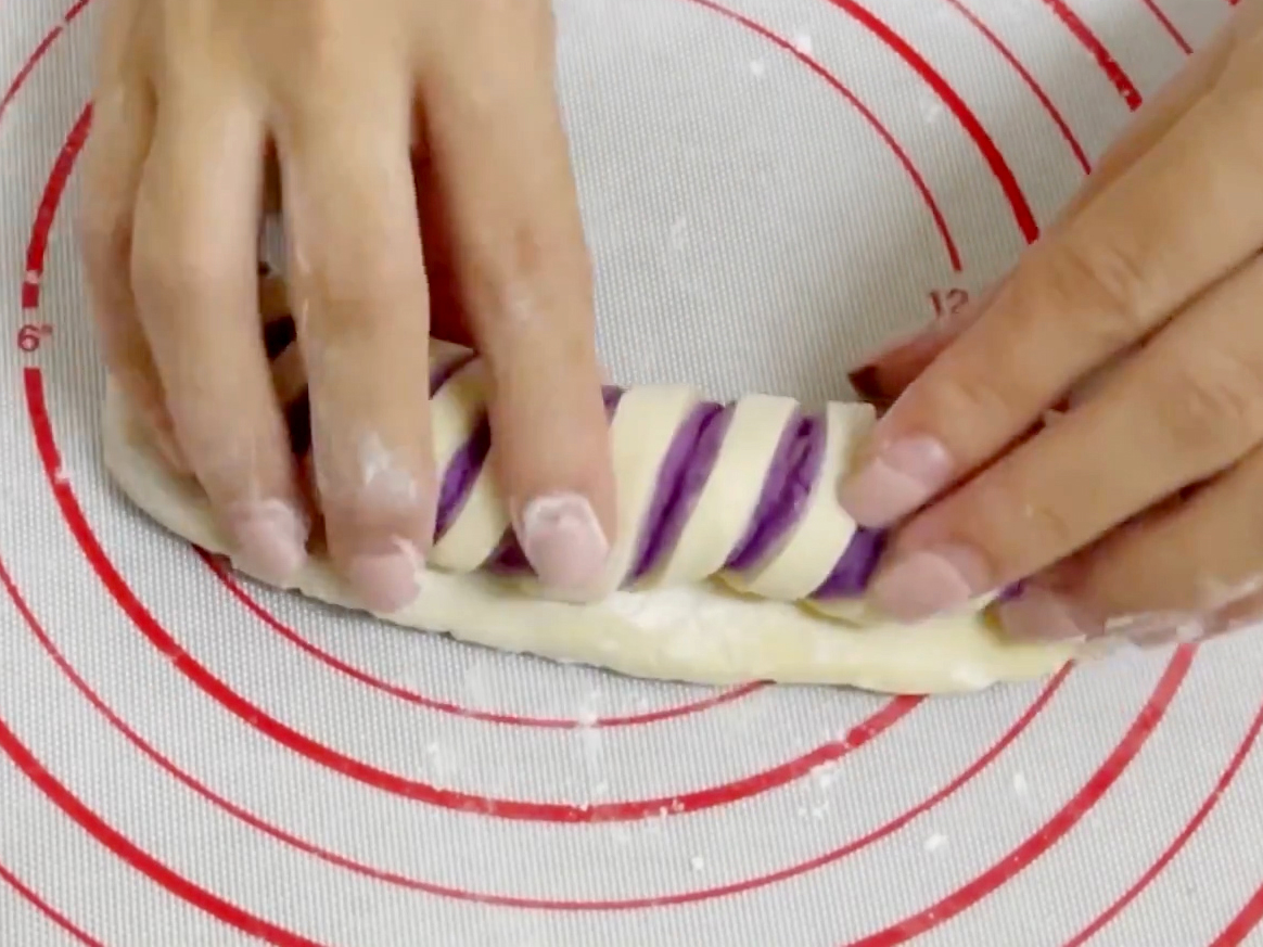 Tạo hình bánh mì khoai lang tím